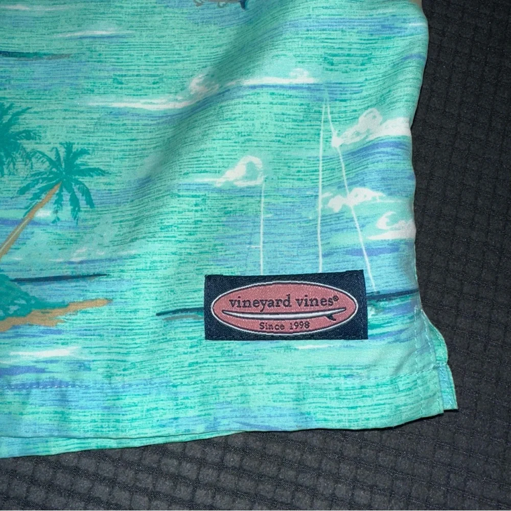 Vineyard Vines Swim Trunks Green Tropical Fish Island Print Men's Medium 7 Inch